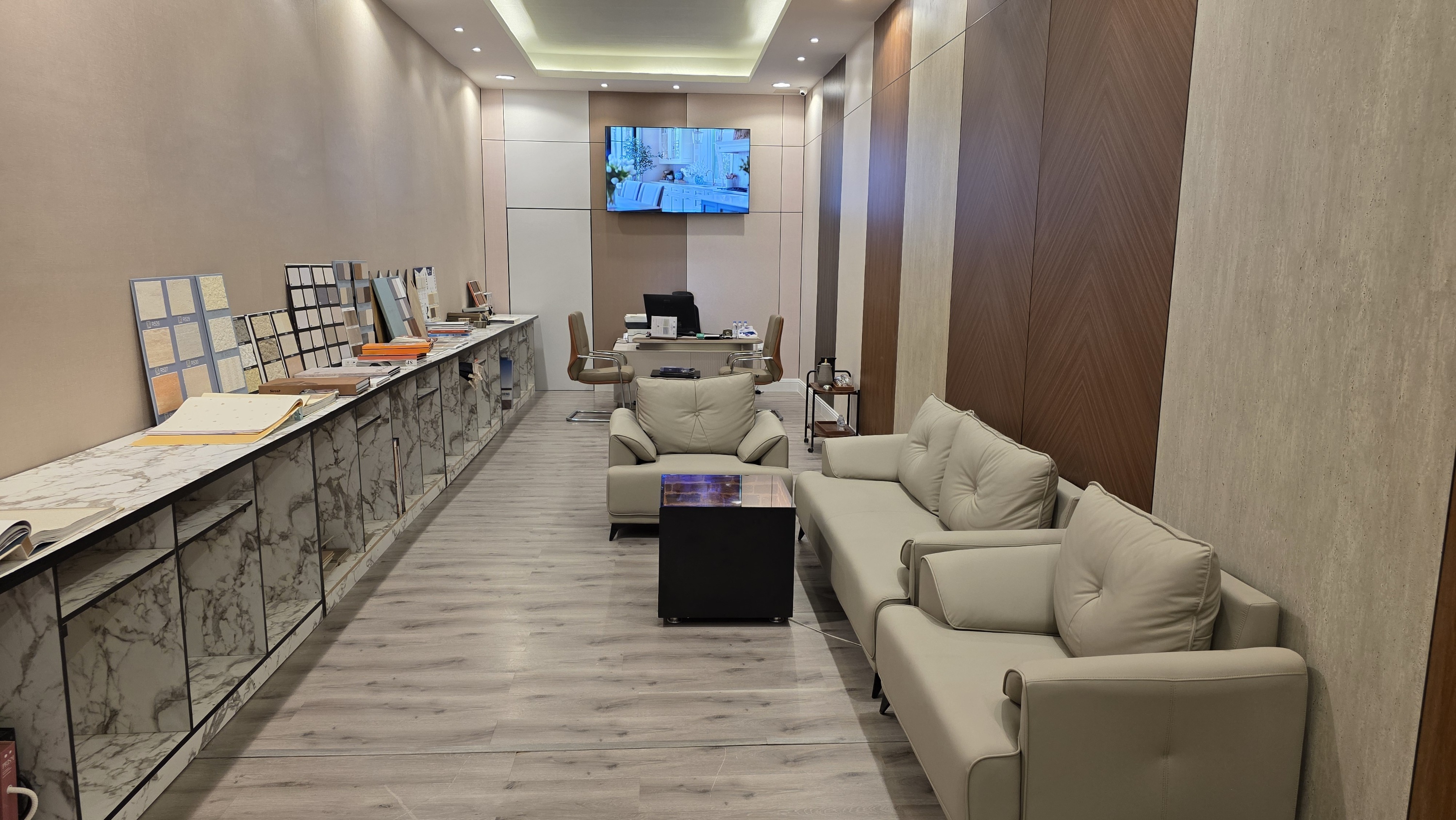 واجهة المتجر من الداخل